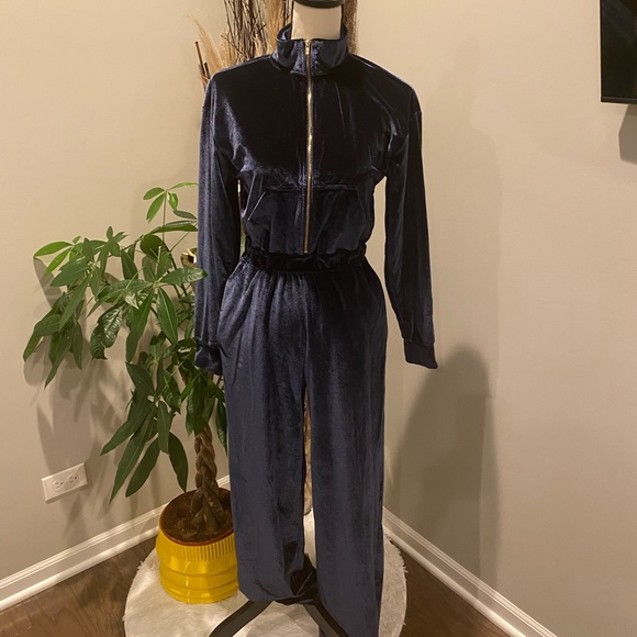 ✨Fabletics (NWOT) Velour Jumpsuit Size XS✨ - Picture 1 of 8